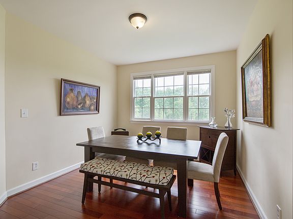 5th image of 8 Catawba Manor Ct