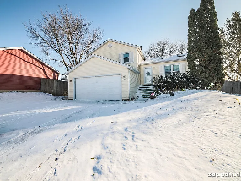 2705 Laurel Ct — Photo 3