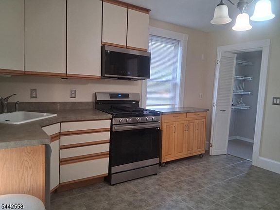 5th image of 58 Thompson St