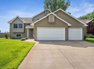 6692 Blue Heron Dr, Lino Lakes, MN 55014