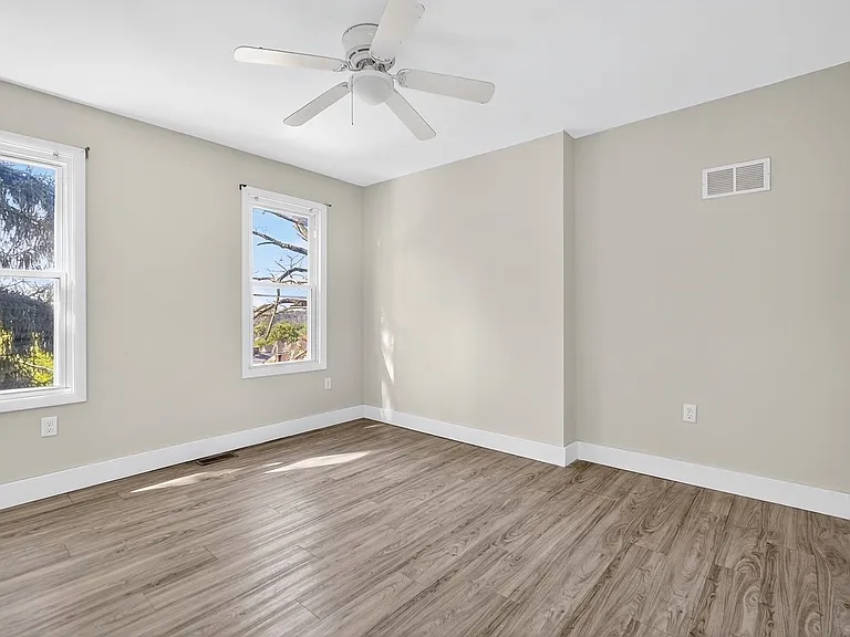 516 Carolyn Ave — Photo 9