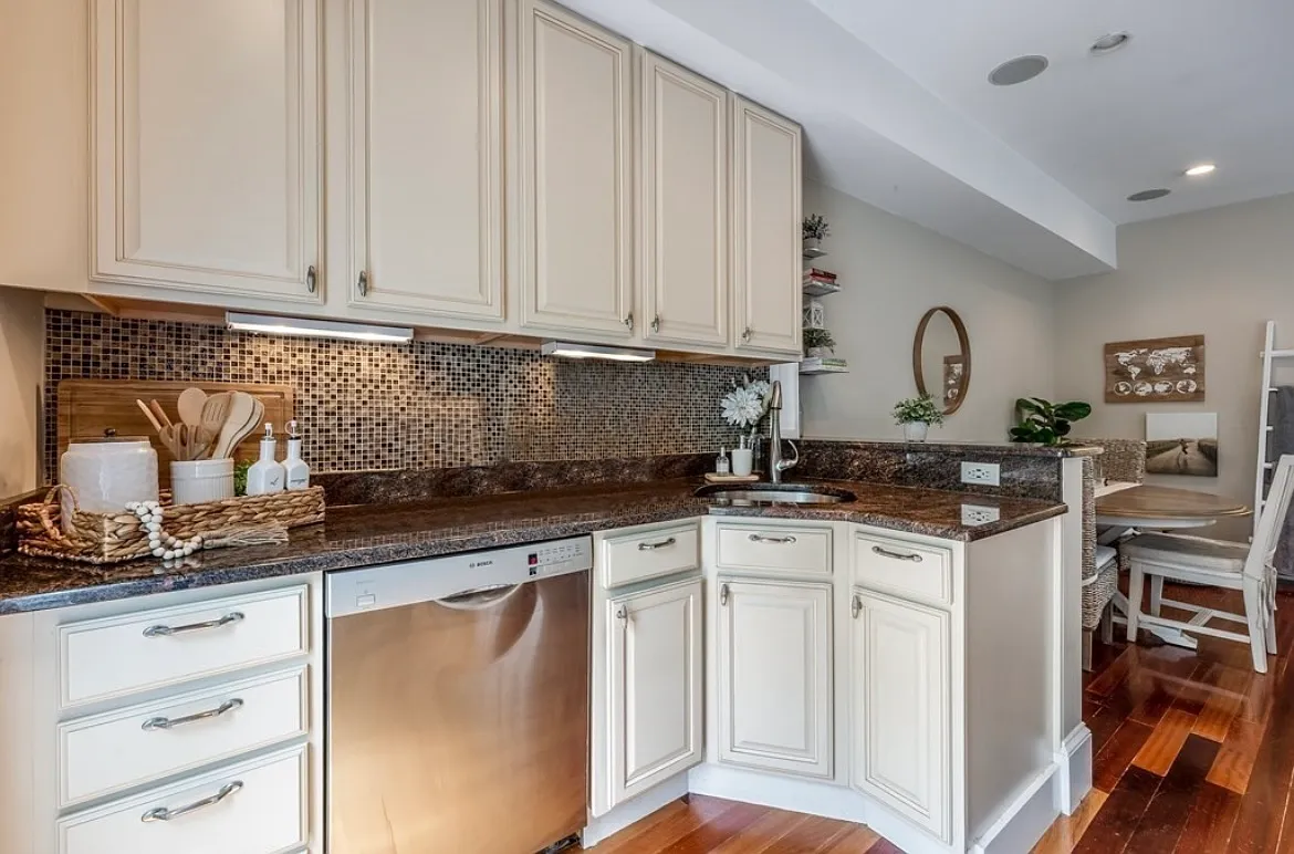 2 bed, 880 sqft, $4,400 — Photo 4