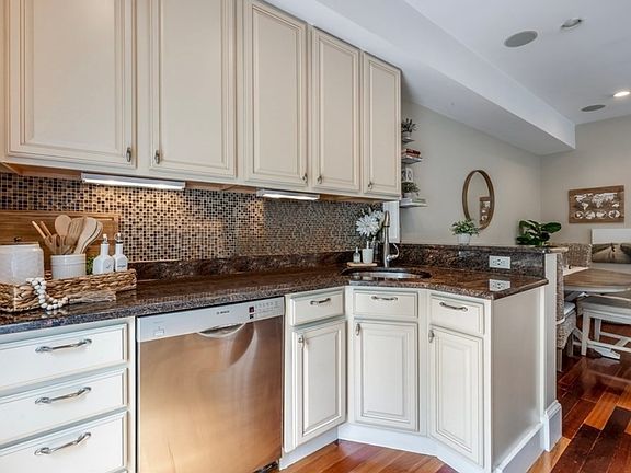4th image of 621 E 3rd St #3