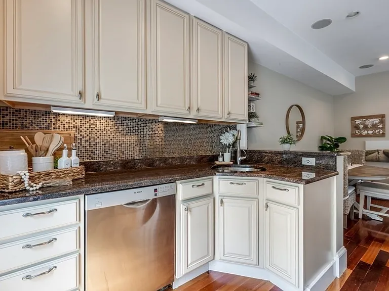 621 E 3rd St #3 — Photo 4