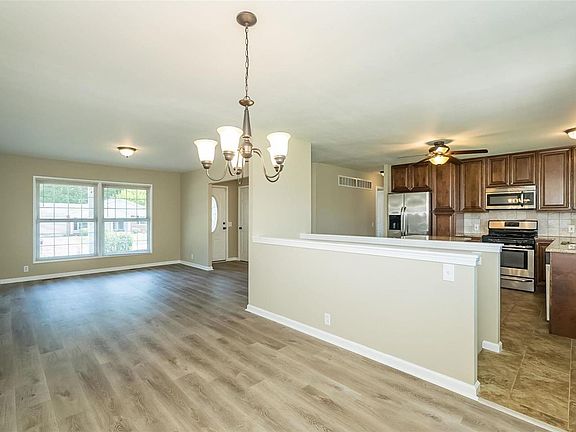 3rd image of 2861 Wintergreen Dr