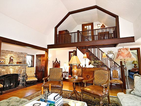 4th image of 214 Silvermine Ave