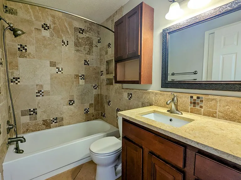 8778 Hawthorne Dr — Photo 5