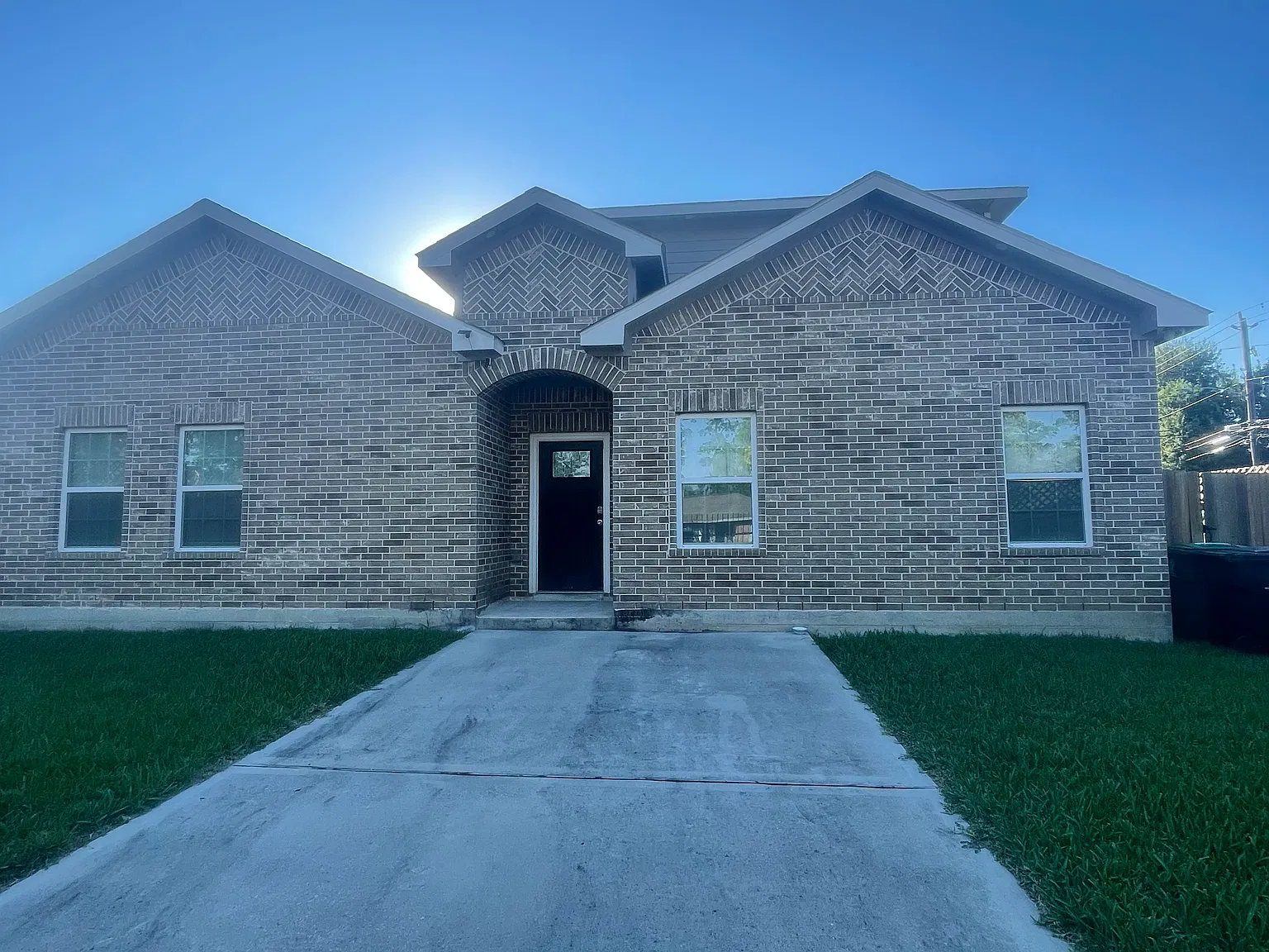 3 bed, 2176 sqft, $2,100 — Photo 1