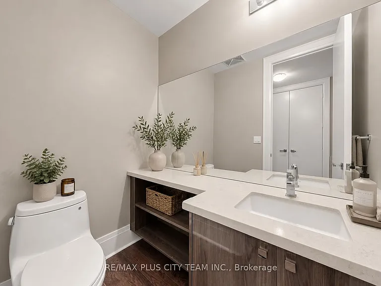 29 Queens Quay E #Townhouse 122 — Photo 7