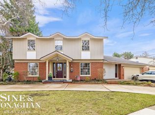 715 Pear Tree Ln, Grosse Pointe Woods, MI 48236