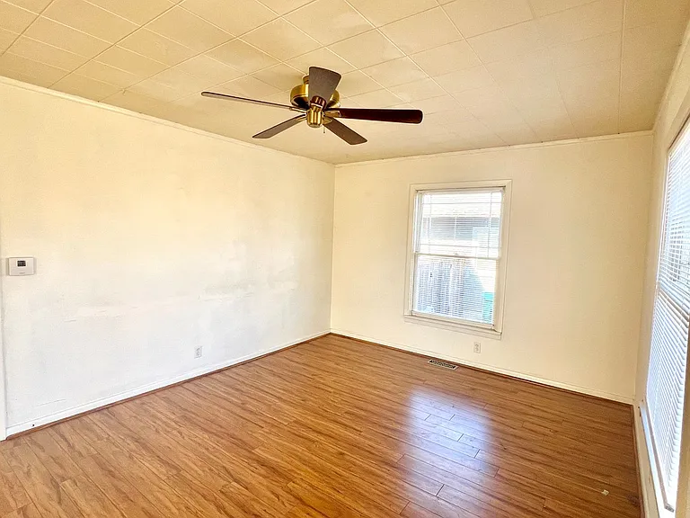 8421 N Fiske Ave — Photo 4