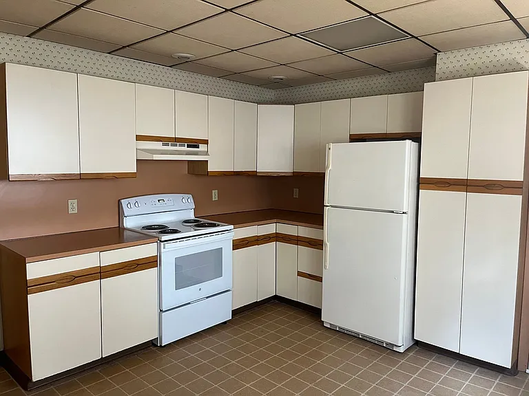 940 Woodlawn St — Photo 8
