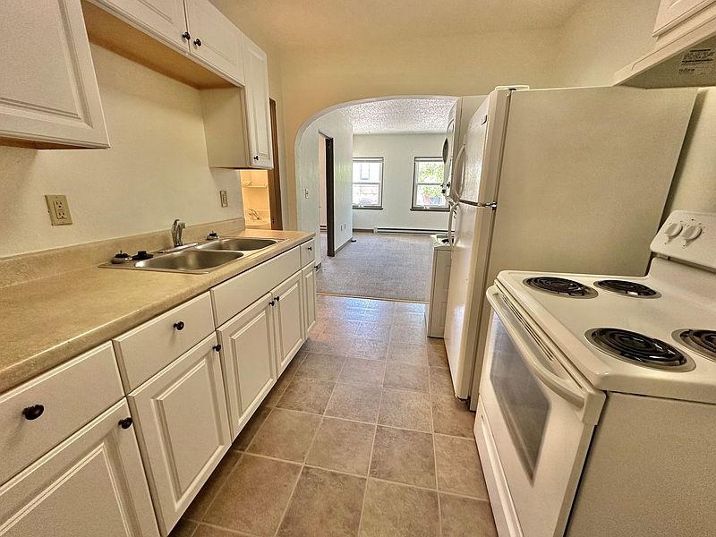 1st image of 414 Dousman St APT 3