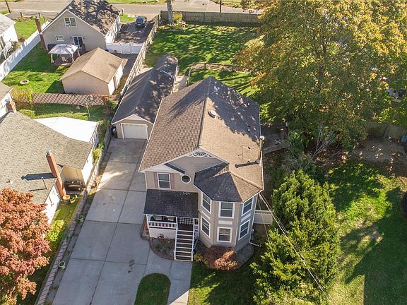 2nd image of 6 Yaphank Rd