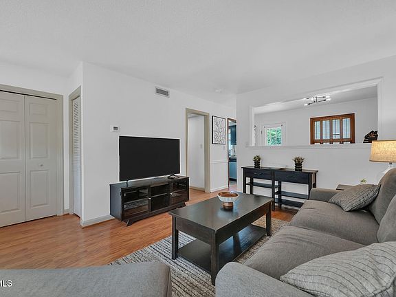 4th image of 1705 W Lakeview Dr APT 1