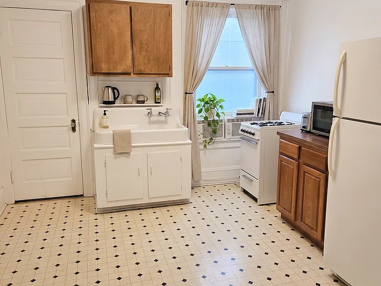 427 State St #1 — Photo 4