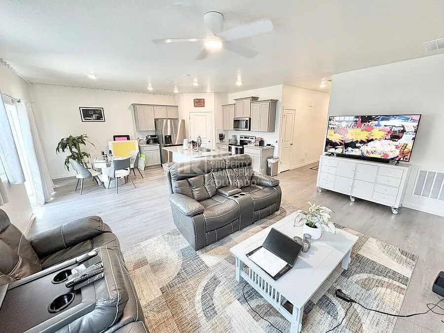 Beautiful Ranch-Style Home with Upgraded Finishes, Fenced Yard & Easy Access to DIA — Photo 4