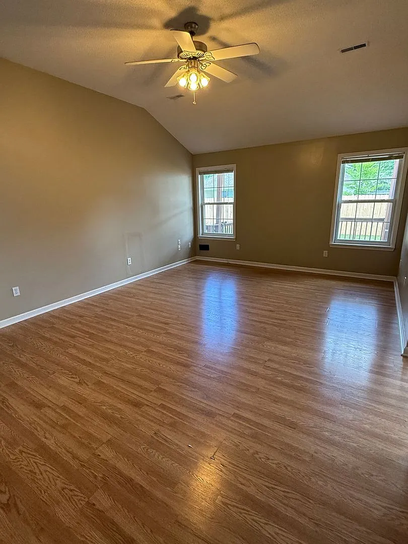 3 bed 2 bath Home with fenced in backyard — Photo 4