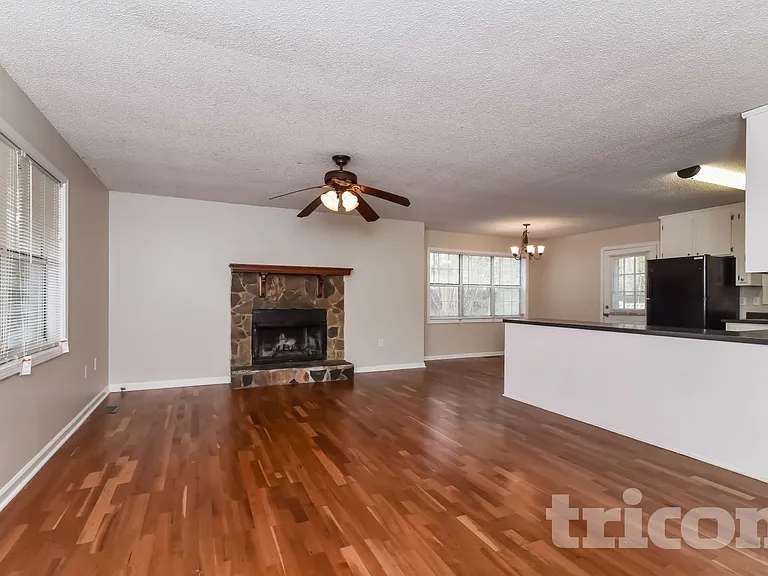 230 Parkway Ct — Photo 2
