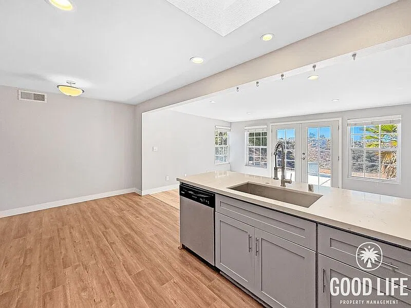 3 bed, 2.0 bath, 1400 sqft, $3,900 — Photo 4