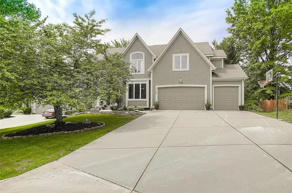 5 bed, 4000 sqft, $4,400 — Photo 1