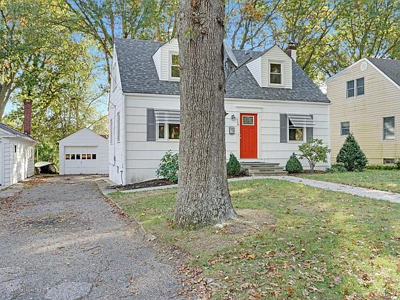 2nd image of 119 Holly St