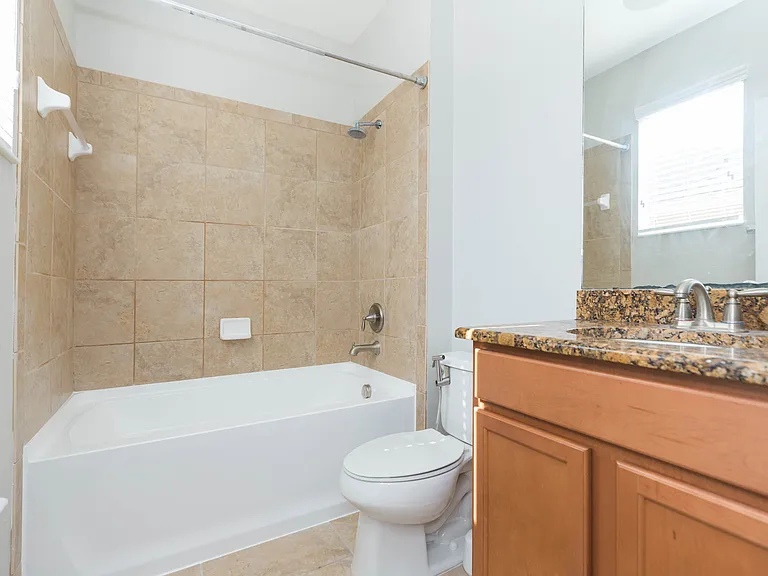 2nd bathroom- en suite