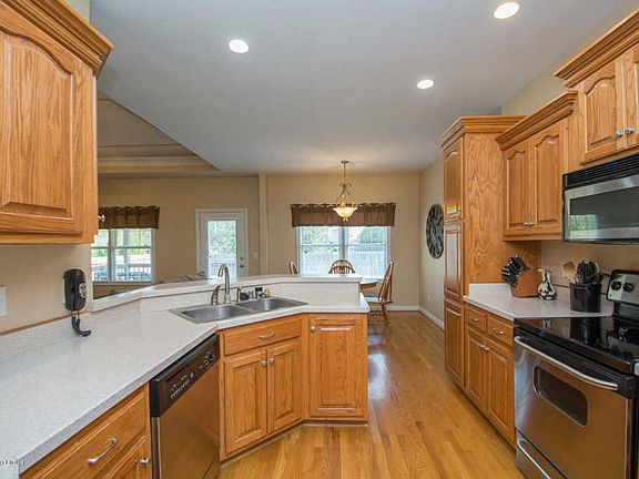 3rd image of 535 Blackberry Cir