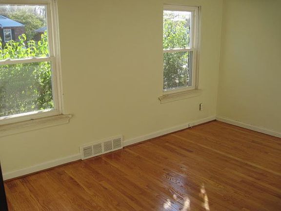 4th image of 7873 Wayne Ave