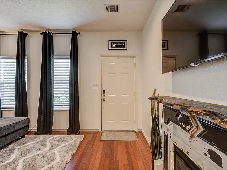 1815 Lewis St — Photo 3
