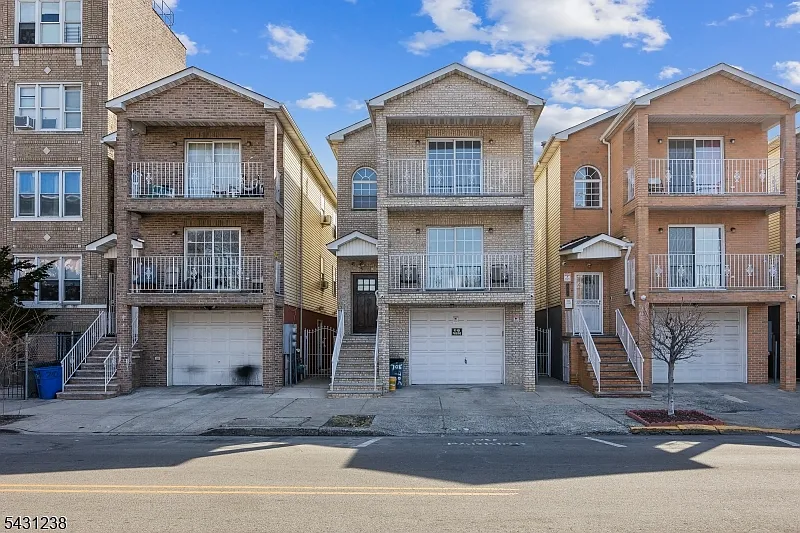 4 bed, 2.0 bath, 1100 sqft, $3,100 — Photo 3