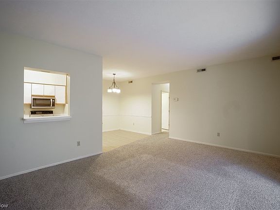 5th image of 7121 Village Dr
