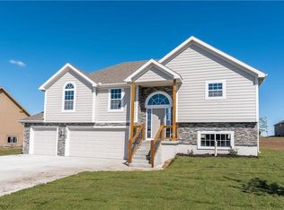 16335 Lois Ln, Basehor, KS 66007