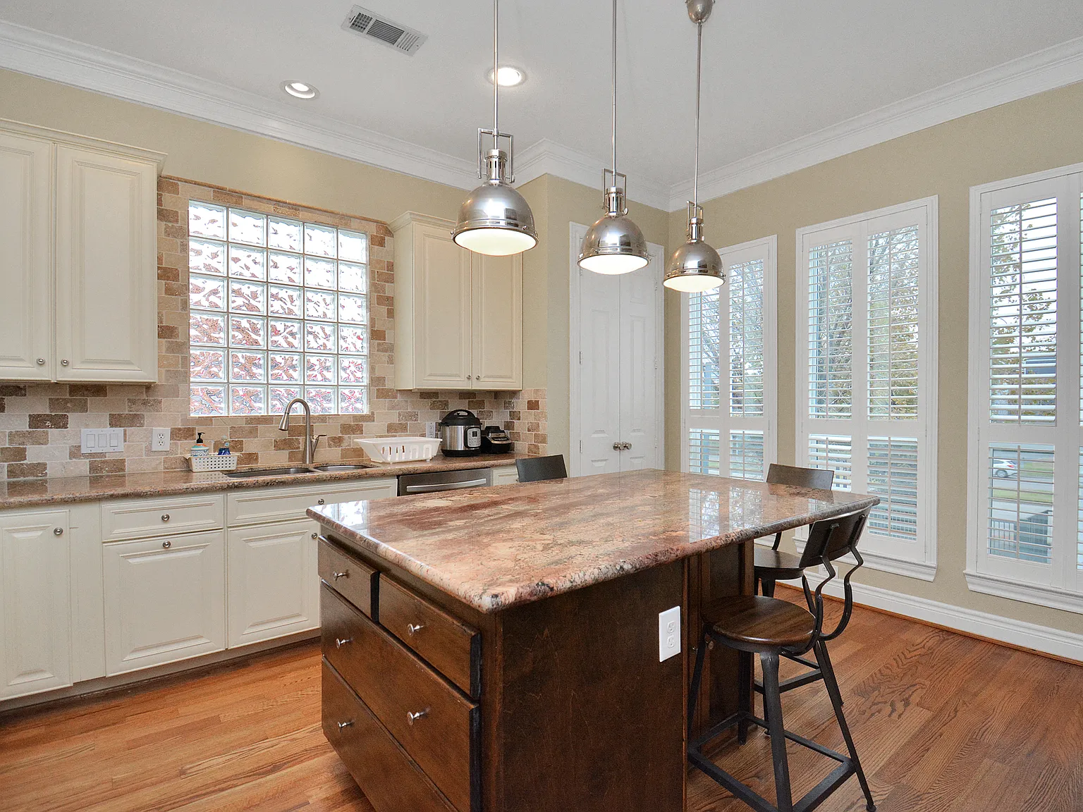 3 bed, 3.5 bath, 2508 sqft, $4,700 — Photo 2