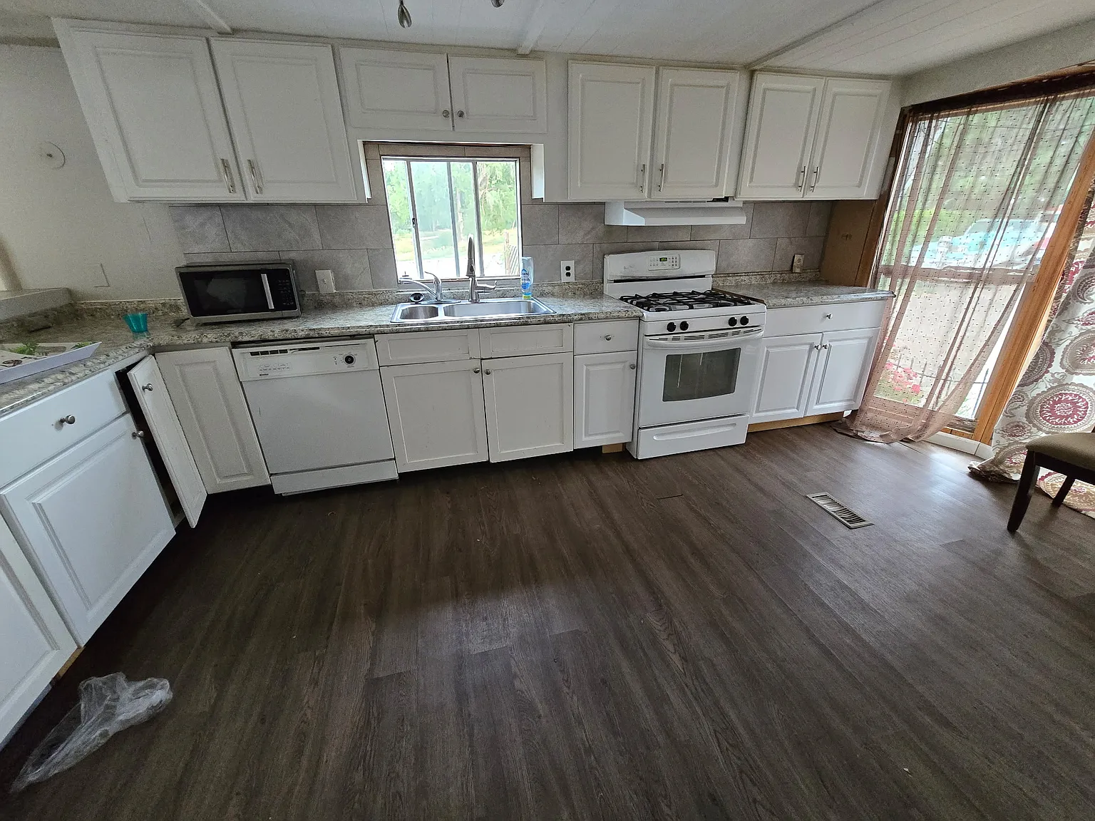 3 bed, 950 sqft, $1,775 — Photo 1
