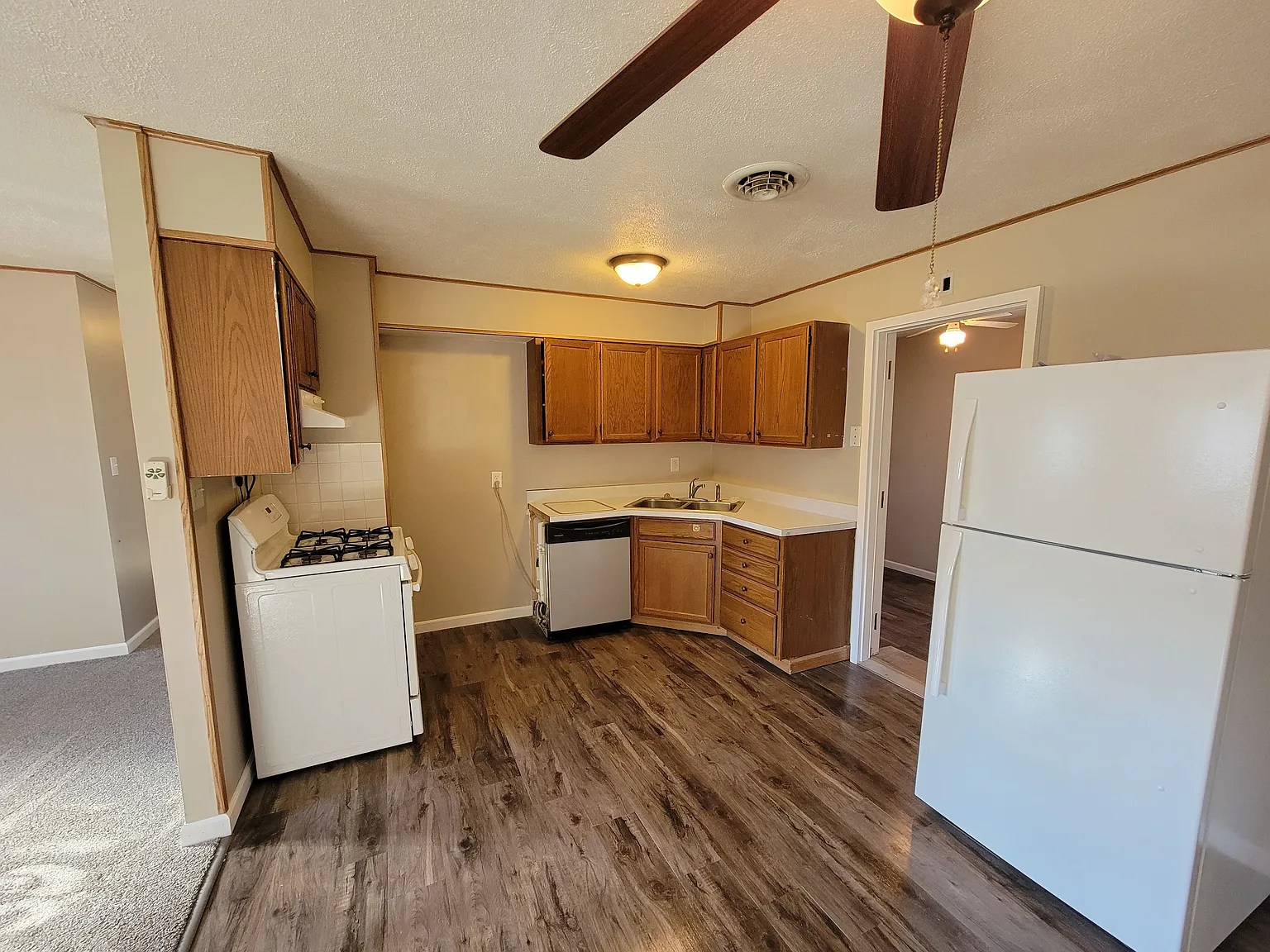 3 bed, 1000 sqft, $1,200 — Photo 4