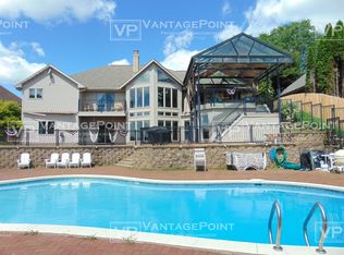 1037 Crestview Dr, Wrightstown, WI 54180
