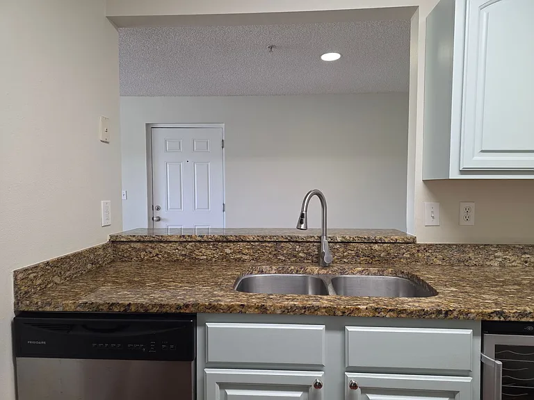 2031 Dixie Belle Dr #I — Photo 10