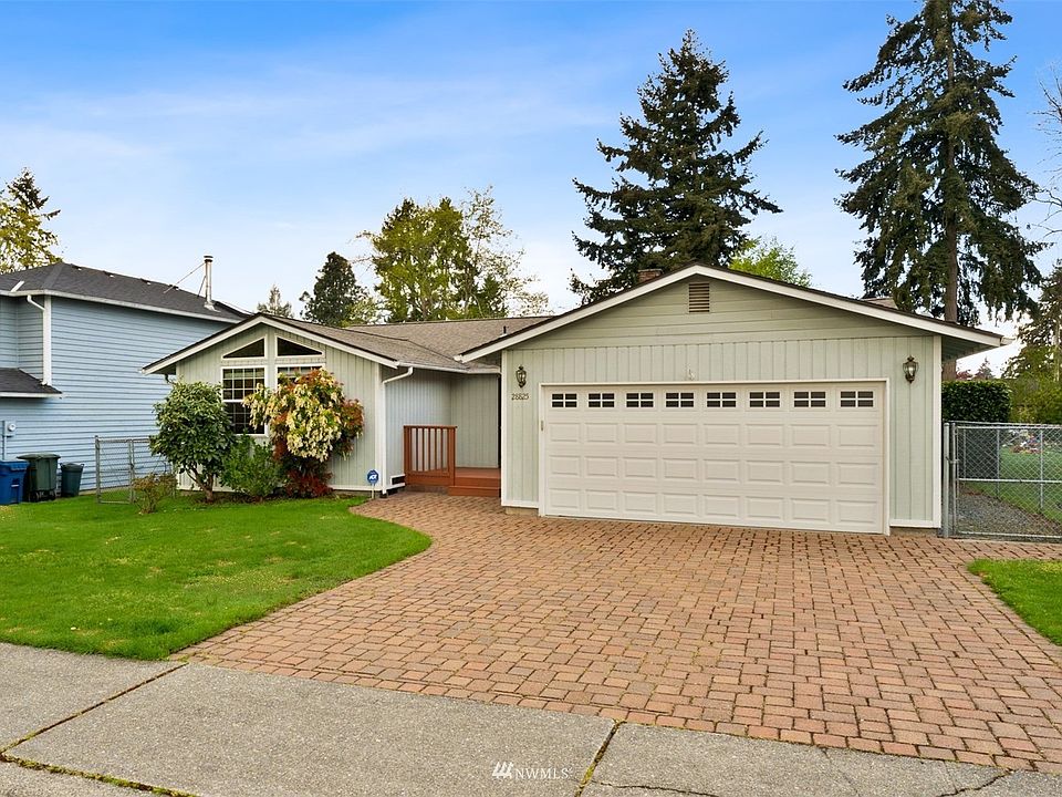 Conveniently located rambler on a streetscape of well-kept homes. 