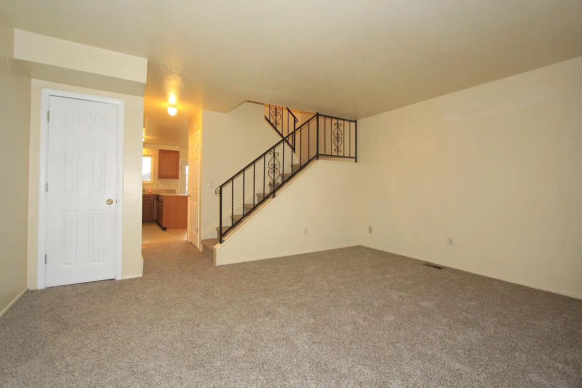 4 bed, 2.5 bath, 1600 sqft, $2,799 — Photo 2
