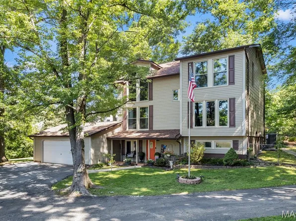 11 Hickory Hollow Ln, Fenton, MO 63026