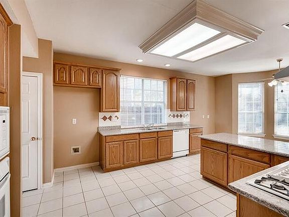 3rd image of 2006 Forest Park Dr