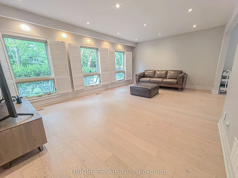 1454 Oakhill Dr — Photo 6