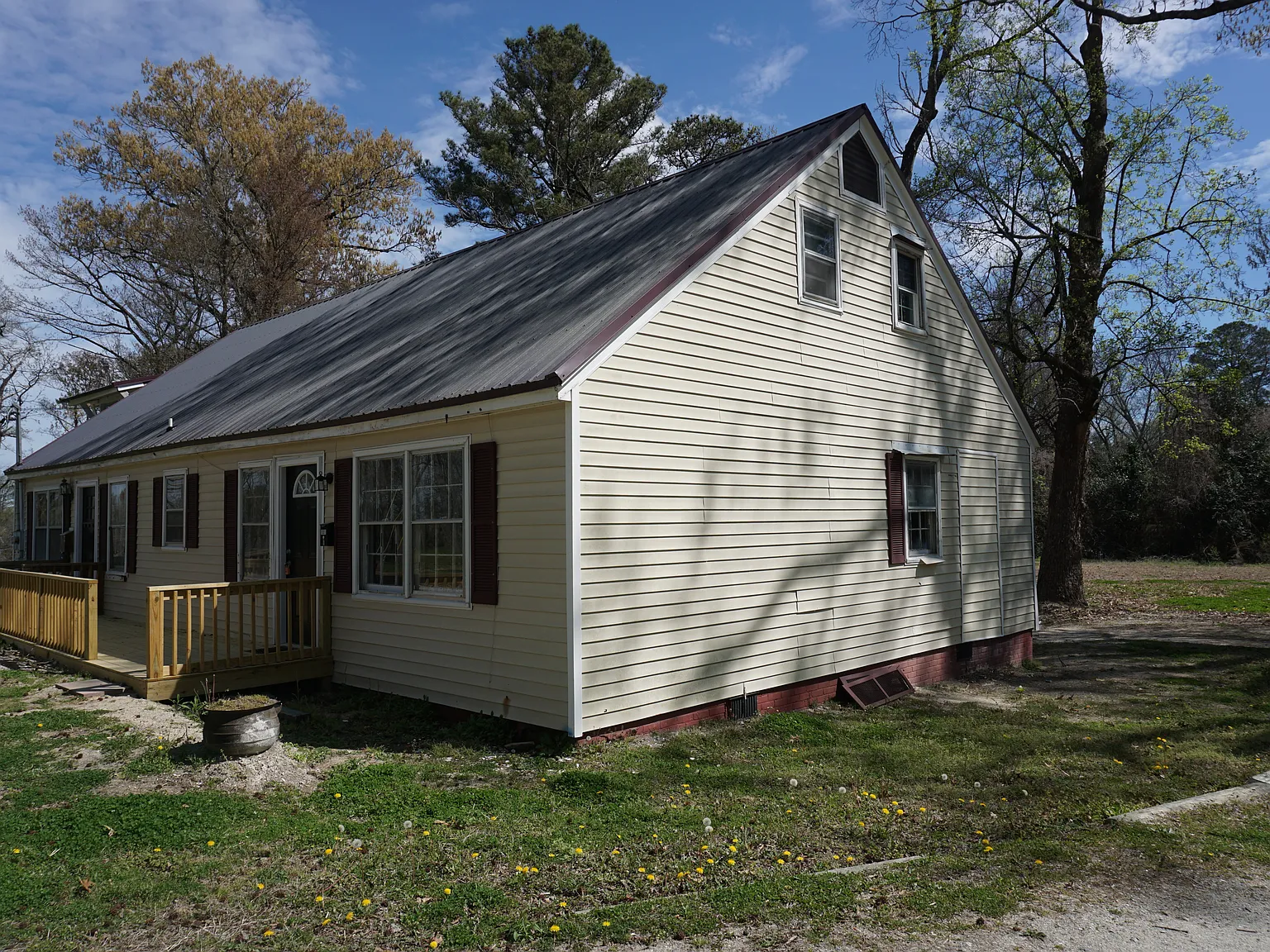 3 bed, 1.0 bath, 1296 sqft, $1,000 — Photo 1