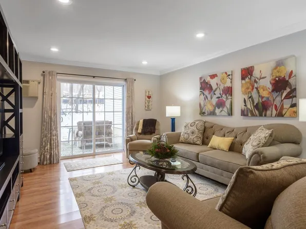 1050 Village Drive #1050, Hauppauge, NY 11788