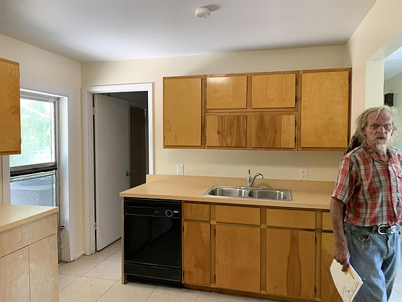 2nd image of 912 Tracy St