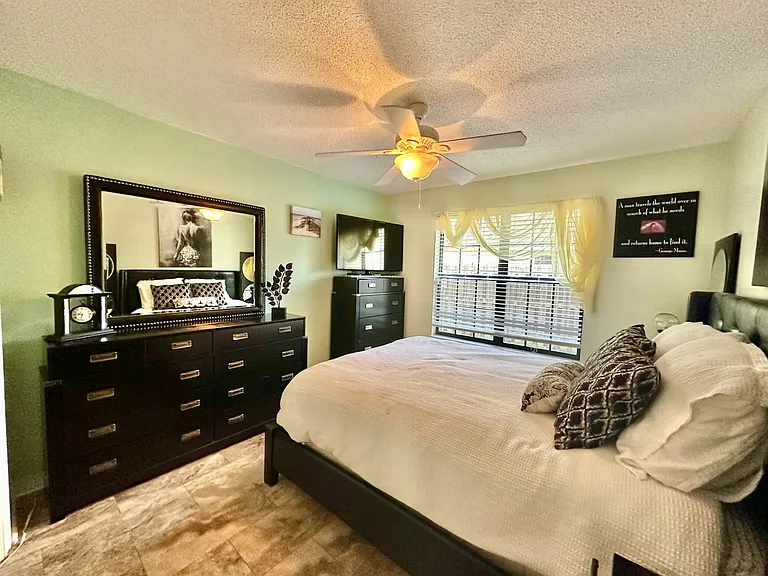 2012 Mistral Ln E — Photo 15