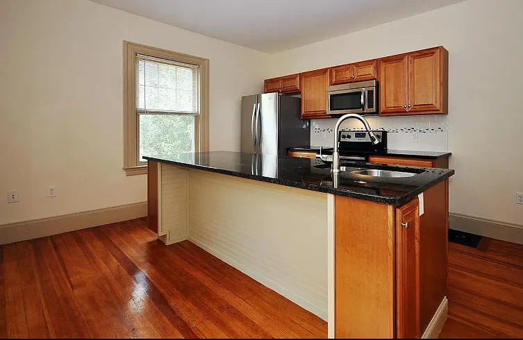 6 bed, 3300 sqft, $6,600 — Photo 2