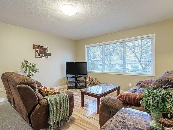 4th image of 305 Gardiner Ave