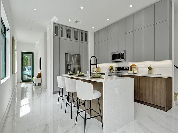 2nd image of 606 SW 7th Ave #1